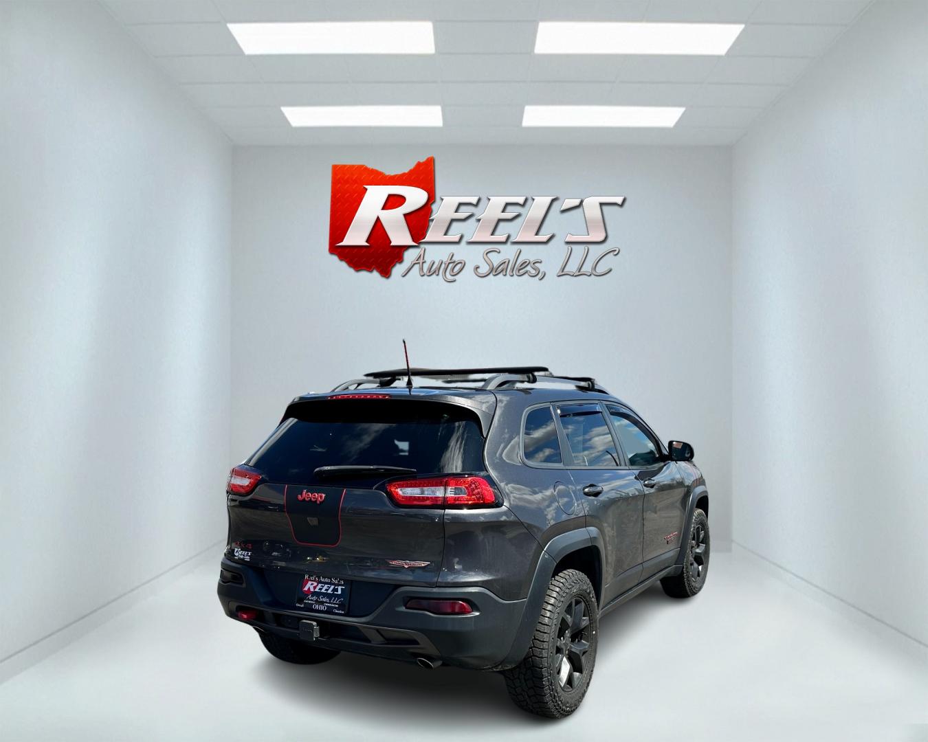 2017 Gray /Black Jeep Cherokee Trailhawk 4WD (1C4PJMBSXHW) with an 3.2L V6 DOHC 24V engine, 9A transmission, located at 547 E. Main St., Orwell, OH, 44076, (440) 437-5893, 41.535435, -80.847855 - Photo#4